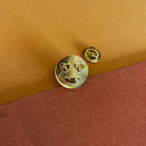 Upcycled_plastic_smiley_pin_gold_Heart_Eyes